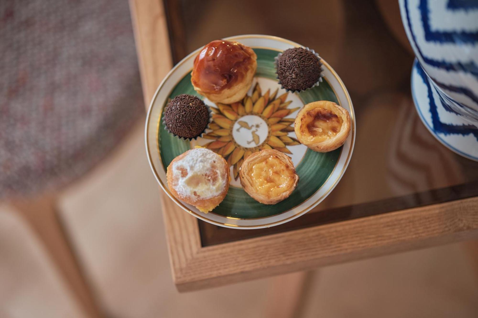 Ga Palace Hotel & Spa, A Xixth-Century Villa Porto Exterior foto A selection of Portuguese pastries