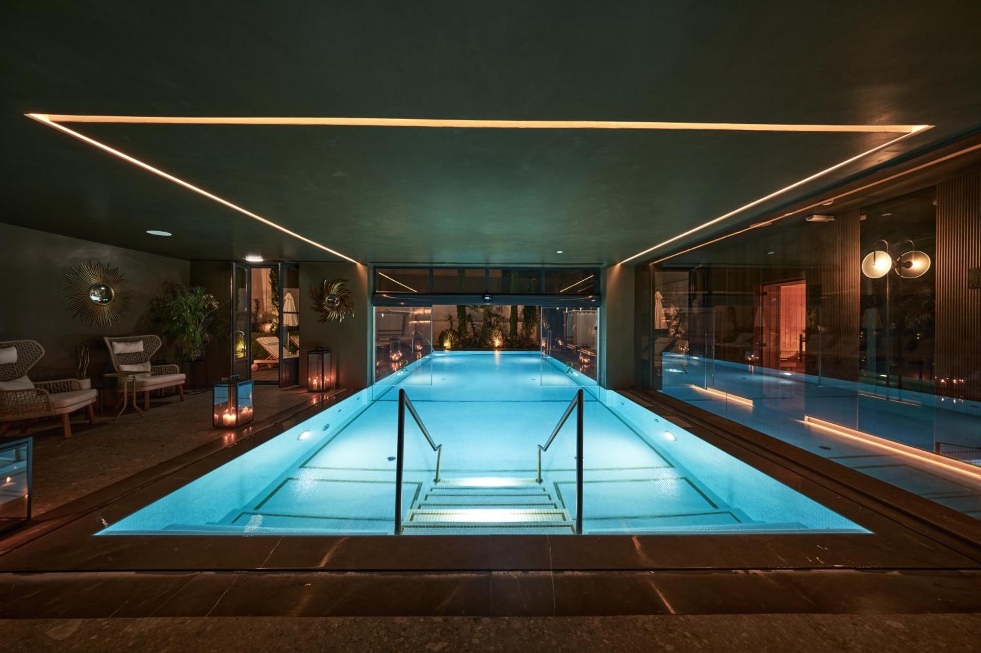 Ga Palace Hotel & Spa, A Xixth-Century Villa Porto Exterior foto The pool at the Mandarin Oriental, Munich