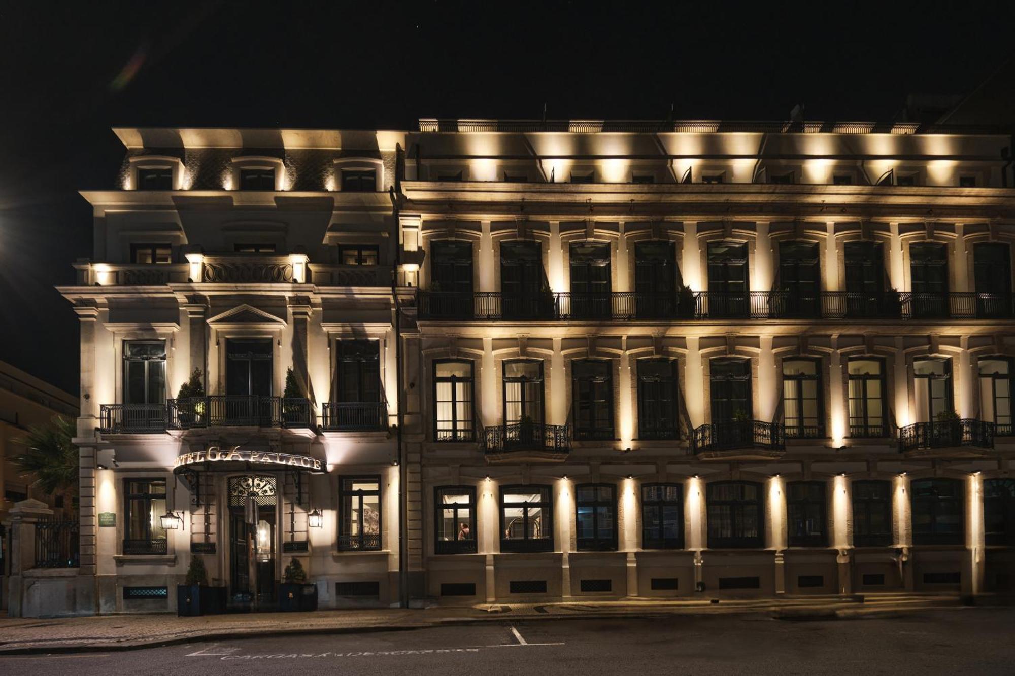 Ga Palace Hotel & Spa, A Xixth-Century Villa Porto Exterior foto The hotel at night