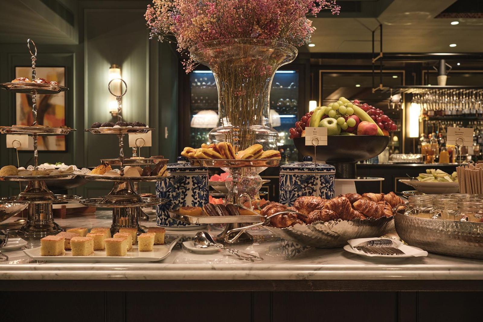 Ga Palace Hotel & Spa, A Xixth-Century Villa Porto Exterior foto A buffet at a restaurant